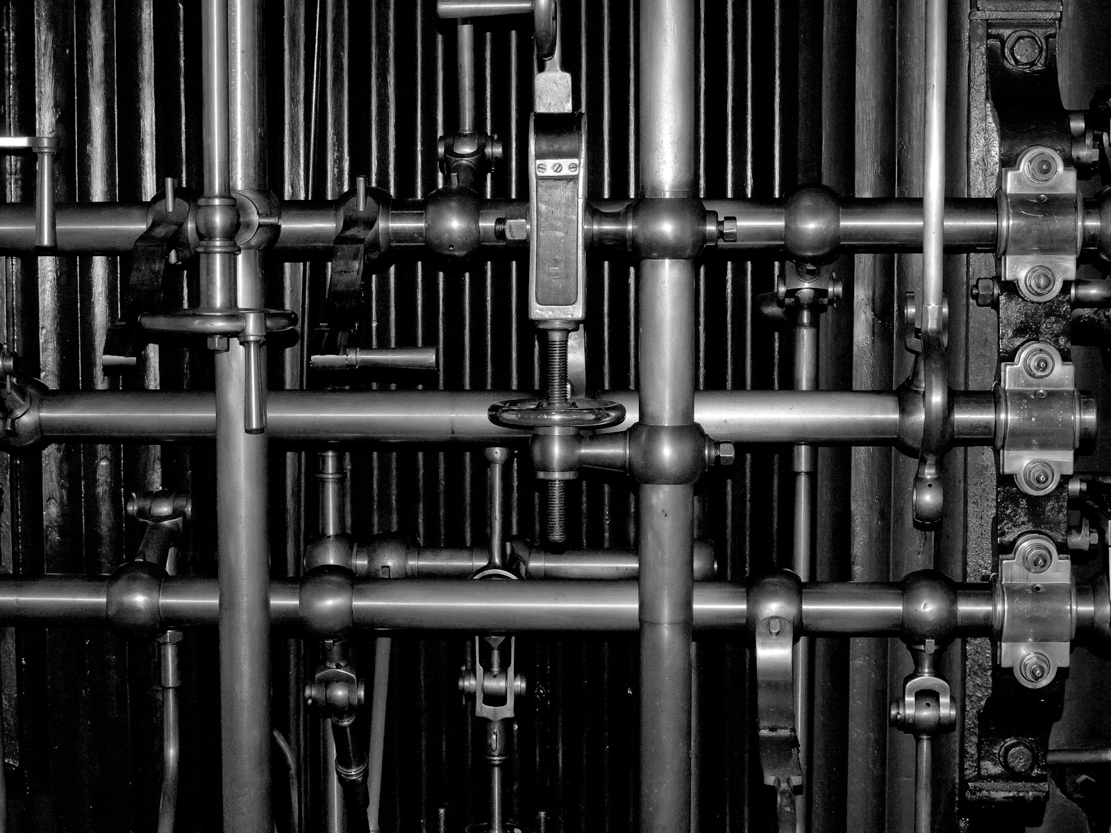 a black and white photo of a bunch of pipes